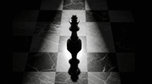 Uma peça de rei de xadrez, sozinha no centro de um tabuleiro, simbolizando a solidão do líder e o isolamento do poder.