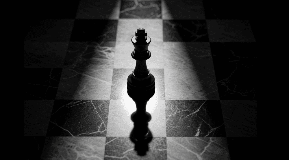 Uma peça de rei de xadrez, sozinha no centro de um tabuleiro, simbolizando a solidão do líder e o isolamento do poder.
